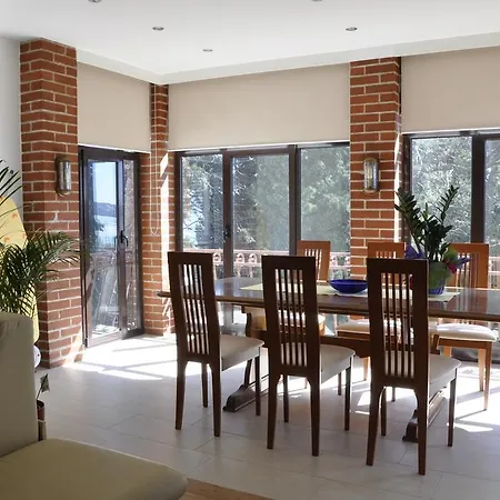 Flora Apartment *