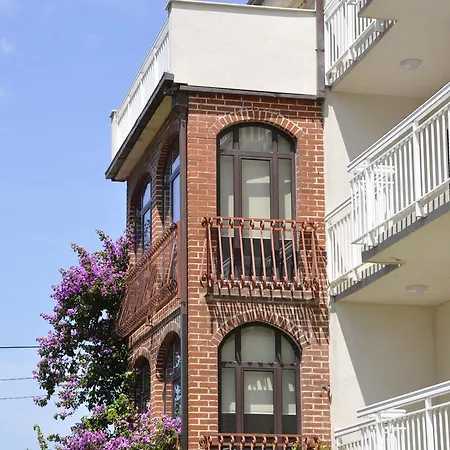 Flora Apartment *