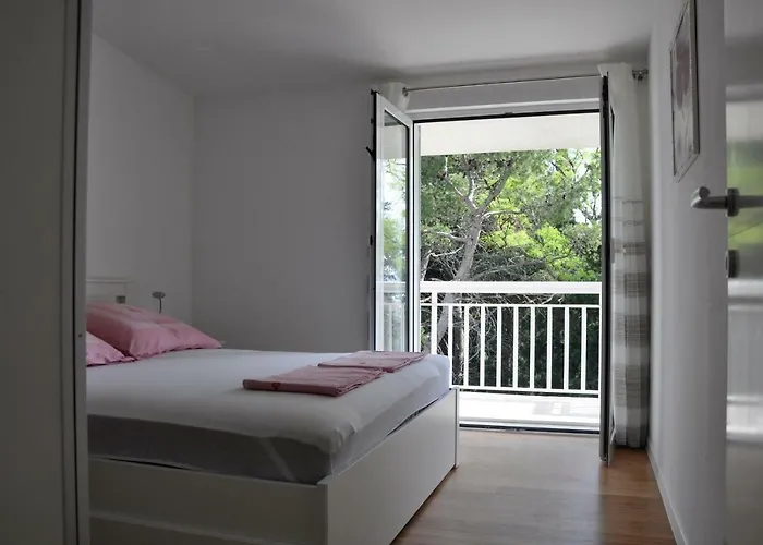 Flora Apartman Kastela